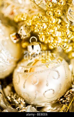 Gold und Silber verziert Weihnachtskugeln Stockfoto
