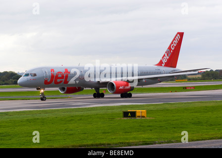 2. Com [Jet2] Airline Boeing 757-27 b Düsenverkehrsflugzeug Rollen nach der Landung am Flughafen Manchester Ringway England Vereinigtes Königreich UK Stockfoto