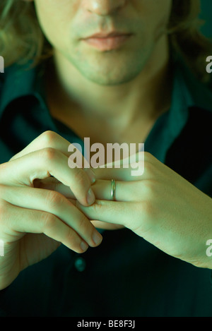 Mann bereitet Ehering ausziehen Stockfoto