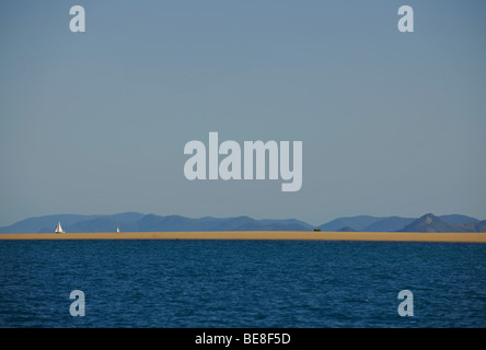 Segelboot, schwarze Insel Bali Hai, Whitsunday Islands National Park, im Hintergrund das Festland Queensland, Australien Stockfoto