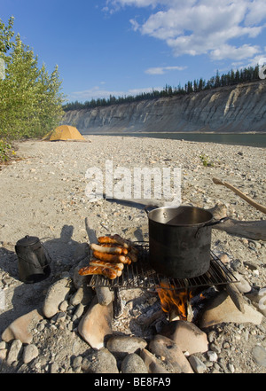 Kochen am Lagerfeuer, Grill-Würstchen, Bratwurst, Wasserkocher, Topf, grill, oben Liard River, Yukonterritorium, Kanada Stockfoto