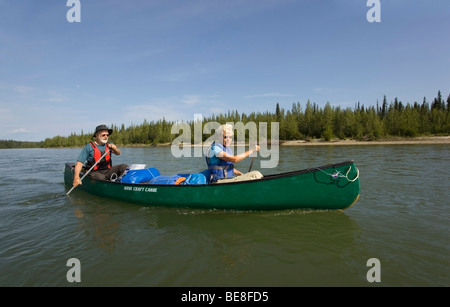 Ältere paar, Mann und Frau eine Kanu paddeln Kanufahren, oben Liard River, Yukon Territorium, Kanada Stockfoto