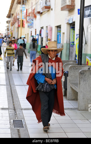 CAJABAMBA PERU - SEPTEMBER 6: Peruanische indigene auf dem lokalen Markt, Peru am 6. September 2009 Stockfoto