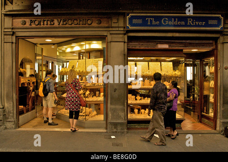 Einer der vielen Gold und Schmuck-Shops, die Linie die Brücke Ponte Vecchio in Florenz, Italien Stockfoto