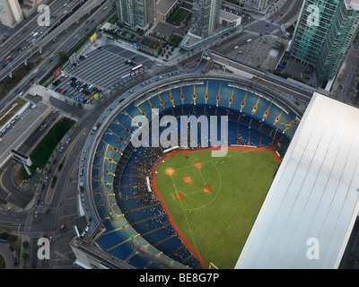 Luftaufnahme von Toronto Rogers Centre für ein Baseballspiel unter offenem Dach vorbereitet Stockfoto