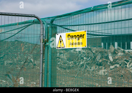 Ein Zeichen Warnung von Asbest auf einer abgesperrten Schule Abbruchbaustelle, Großbritannien Stockfoto