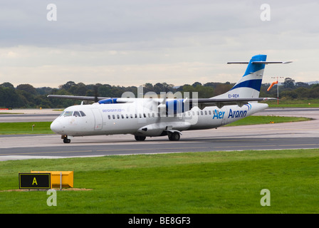 Aer Arann ATR 72-201 Turboprop-Verkehrsflugzeug EI-REH Rollen nach der Landung am Manchester Ringway Airport England Vereinigtes Königreich UK Stockfoto