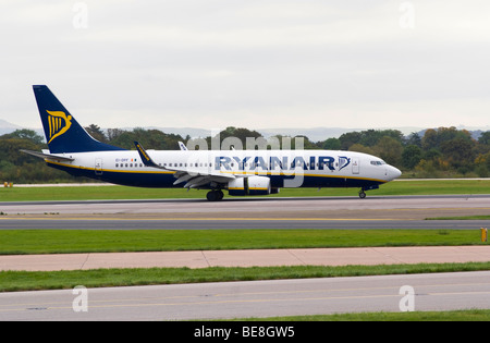 Ryanair Boeing 737-8AS Airliner EI-DPF landet auf dem Flughafen Manchester Ringway England Vereinigtes Königreich UK Stockfoto