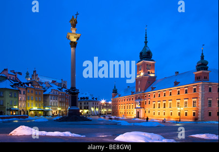 Winter-Dämmerung in Schlossplatz, Altstadt, Warschau, Polen, beleuchtet mit Zygmunt es Spalte und das Königsschloss Stockfoto
