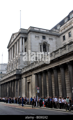 Die Warteschlange draußen Bank of England beim Tag der offenen Tür am Wochenende, London, England, UK Stockfoto