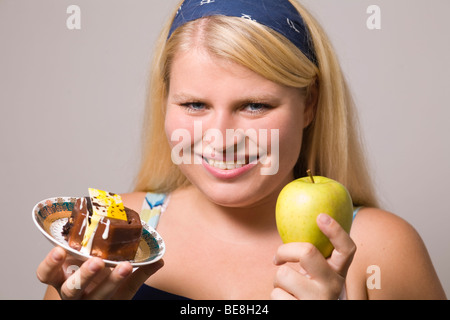 Junge fette Frau zögern Sie was zu essen. Stockfoto