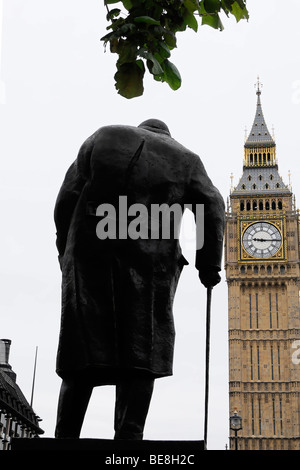 Winston-Churchill-Denkmal in Kontur, Parliament Square, London, England, Vereinigtes Königreich, Europa Stockfoto