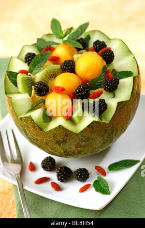 Gefüllte Melone mit Beeren Rezept zur Verfügung. Stockfoto