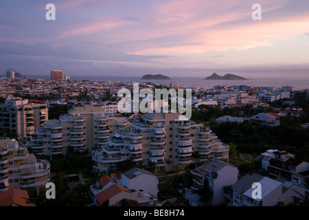 Luftaufnahme von Barra da Tijuca Nachbarschaft bei Sonnenuntergang, Rio De Janeiro, Brasilien Stockfoto