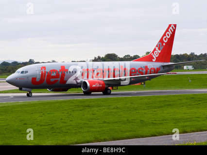 2. Com [Jet2] Airline Boeing 737-330 Düsenverkehrsflugzeug Rollen nach der Landung am Flughafen Manchester Ringway England Vereinigtes Königreich UK Stockfoto