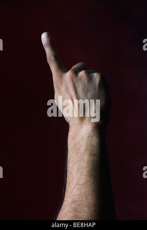 Hand heben, Zeigefinger verlängert Stockfoto