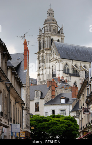 Auf der Suche entlang Rue Henry Drussy in Richtung der Cathédrale Saint-Louis, Blois, Loir et Cher, Centre, Frankreich. Stockfoto
