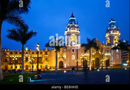 Erzbischöflichen Palast und der Kathedrale in der Plaza Mayor, ehemals Plaza de Armas im Zentrum von Lima, Hauptstadt von Peru Stockfoto