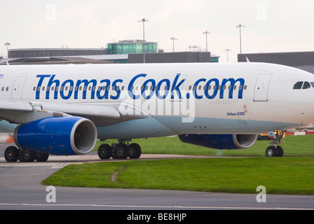 Thomas Cook Airlines Airbus A330-243 G-MLJL Rollen für Abflug am Manchester Ringway Airport England Vereinigtes Königreich UK Stockfoto