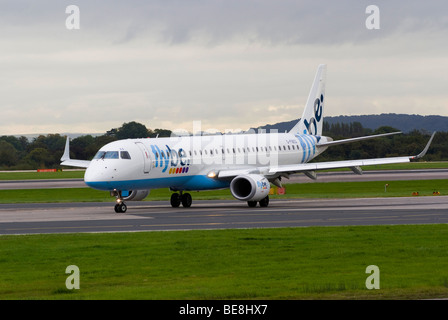 Flybe Embraer 195LR (ERJ 190-200LR) Verkehrsflugzeug des Rollens bei der Ankunft am Flughafen Manchester Ringway England Großbritannien Stockfoto