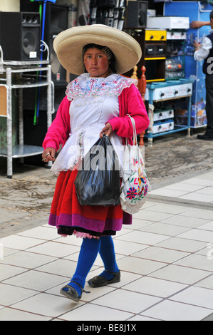 CAJABAMBA PERU - SEPTEMBER 6: Peruanische indigene auf dem lokalen Markt, Peru am 6. September 2009 Stockfoto