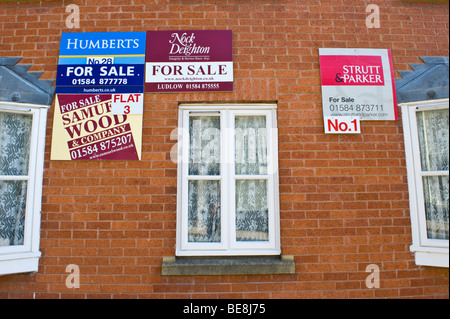 Wohnungen mit Immobilienmaklern Boards außerhalb zu verkaufen und zu vermieten in Ludlow Shropshire England UK Stockfoto