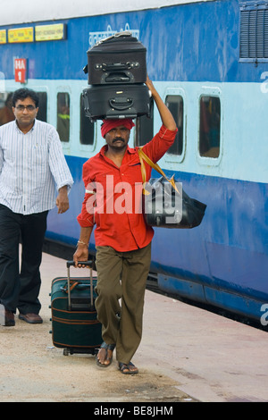 Porter mit Gepäck am Bahnhof in Hyderabad Indien Stockfoto