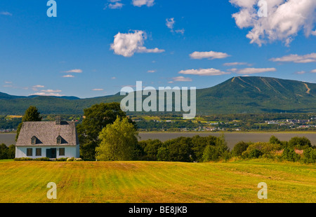 Landschaft in Sainte Famille Insel von Orleans mit Blick auf Mont Sainte Anne in der Hintergrund Quebec Kanada Stockfoto