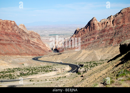 LKW und PKW mäandernden ihren Weg durch die Berge von Colorado Stockfoto