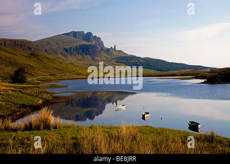 Ruderboote auf Loch Fada mit Old Man of Storr in Hintergrund Isle Of Skye, innere Hebriden, Schottland, UK, Europa Stockfoto