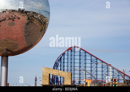 Riesige Spiegelkugel an Blackpool South Promenade Stockfoto