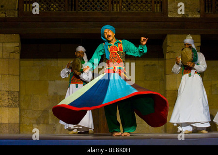 Tanzender Derwisch aus El Tannoura Truppe in Kairo Ägypten Stockfoto