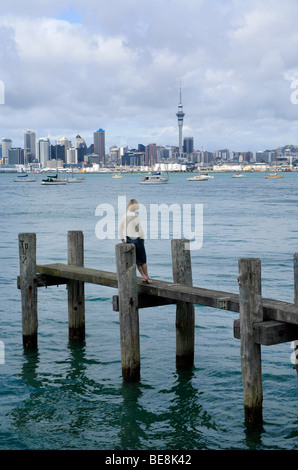 Blick auf den Hafen Waitemata dem Sky Tower und der Innenstadt von Auckland im Süden von Northcote Point, North Shore, Auckland, Neuseeland Stockfoto