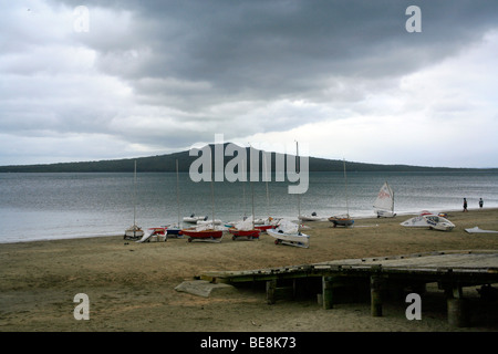 Schmale Hals Strand, Devonport, Blick nach Osten in Richtung Rangitoto Island, Auckland, Neuseeland Stockfoto