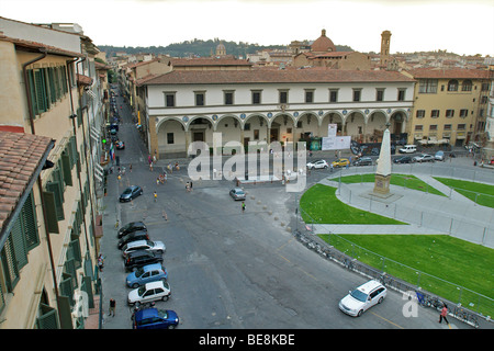 Das südliche Ende des Piazza di Santa Maria Novella zeigt die Loggia di San Paolo. Stockfoto