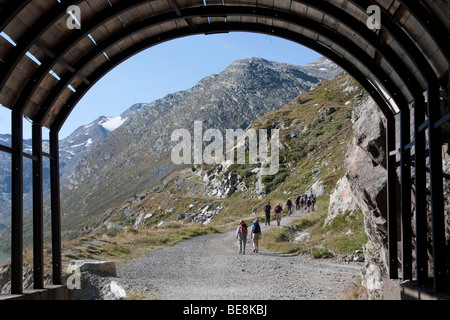 Mattmark Schaltung Spaziergang durch Tunnel Blick in der Nähe von Saas Fee Schweizer Alpen der Schweiz Europa Stockfoto