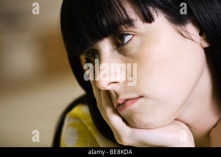 Junge Frau nachdenklich wegschauen Stockfoto