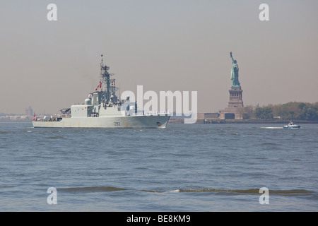 Kanadische Marine-Schiff geht vor der Freiheitsstatue in New York während der Fleet Week Stockfoto