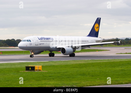 Lufthansa Airbus A320-211 Verkehrsflugzeug D-AIQP des Rollens bei der Ankunft am Flughafen Manchester Ringway England Vereinigtes Königreich UK Stockfoto