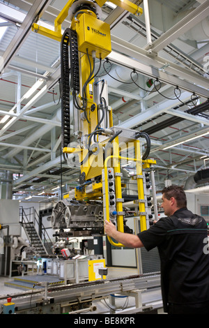 Produktion von Aston Martin Motors, Aston Martin-Motorenwerk in Köln, Rheinland-Pfalz, Deutschland, Europa Stockfoto