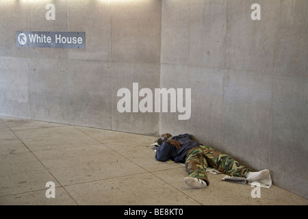 Washington, DC - ein Obdachloser schläft am Eingang zu einer U-Bahn-u-Bahnstation in der Nähe des weißen Hauses. Stockfoto