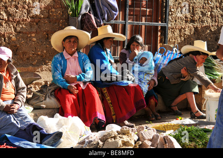 CAJABAMBA PERU - SEPTEMBER 6: Peruanische indigene in traditioneller Kleidung auf dem lokalen Markt, Peru am 6. September 2009 Stockfoto