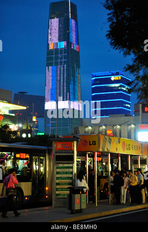 Eine Bushaltestelle auf Jianguomenwai Dajie in der Rush Hour, Peking CN Stockfoto