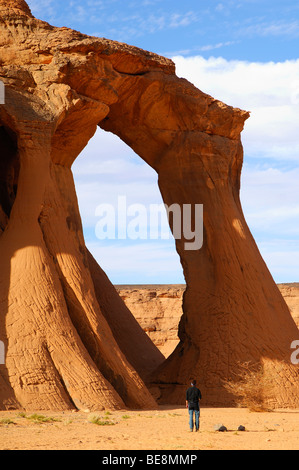 Sandsteinformation Tin Aregha Bogen in Wadi Anchal Adrar, Acacous Bergambitionen, Sahara Wüste, Libyen, Afrika Stockfoto