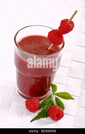 Himbeer-Smoothie mit frischen Himbeeren Stockfoto