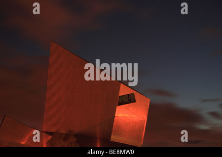 Das Dach des Imperial War Museum North, The Quays, Salford, Manchester, UK, bei Sonnenuntergang gesehen. Stockfoto