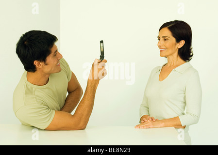 Mann fotografiert Mutter mit Schalltrichter Stockfoto