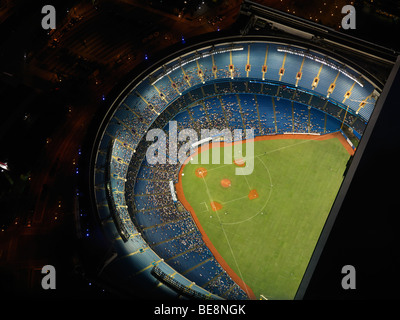 Luftaufnahme von Toronto Rogers Centre bei Nacht Leute zuschauen Baseballspiel unter offenem Dach Stockfoto