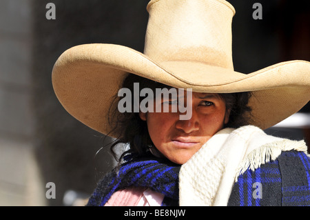 CAJABAMBA PERU - SEPTEMBER 6: Peruanische indigene Frau in traditioneller Kleidung auf dem lokalen Markt, Peru am 6. September 2009 Stockfoto