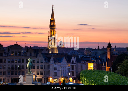 Grand Hotel, Hotel de Ville und Stadtbild in der Abenddämmerung Stockfoto